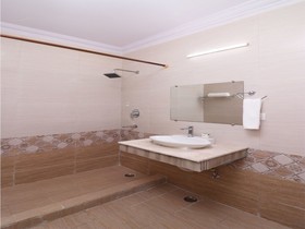 Royal Palace by OYO Rooms