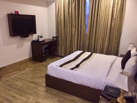 Taurus Sarovar Portico