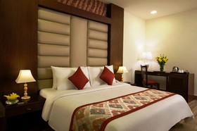 Taurus Sarovar Portico