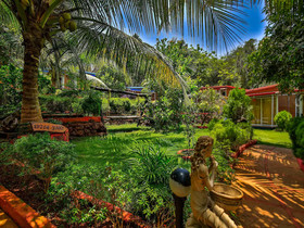 Curlies Zulu Land by OYO Rooms