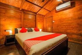 The Spot Bar Hotel by OYO Rooms