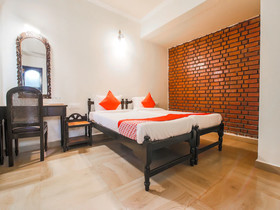 La Petite By OYO Rooms