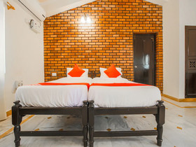 La Petite By OYO Rooms