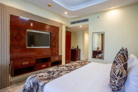 The Avenue Grand