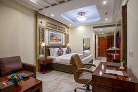 The Avenue Grand