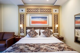 The Avenue Grand