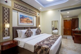 The Avenue Grand