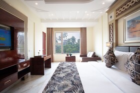 The Avenue Grand