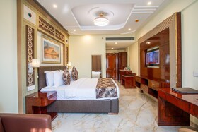 The Avenue Grand