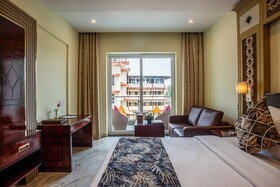The Avenue Grand