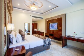 The Avenue Grand
