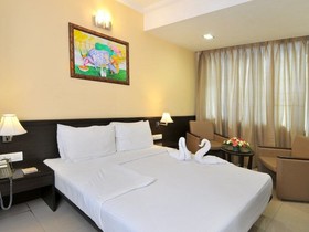 OYO Flagship 27068 The Sapphire Comfort Hotel