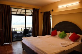 Sunny Sunrise La De Su Beach Resort