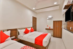 OYO 19303 Hotel Sungold