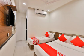 OYO 19303 Hotel Sungold