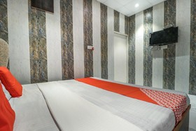 Hotel Cafe 21 by OYO Rooms