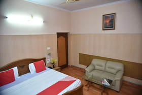 Mid City Hotel by OYO Rooms