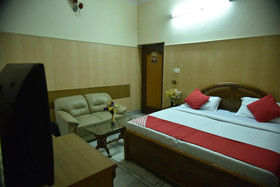 Mid City Hotel by OYO Rooms