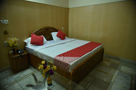 Mid City Hotel by OYO Rooms