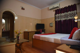 Mid City Hotel by OYO Rooms