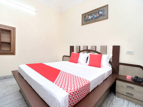 Aditya & Kings By OYO Rooms