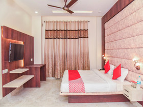 Hotel Crown Inn By OYO