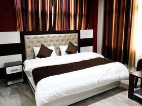 OYO Home 14518 Modern Mountain Clouds Naddi