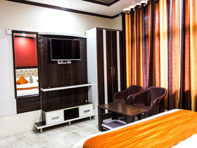 OYO Home 14518 Modern Mountain Clouds Naddi