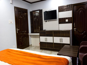 OYO Home 14518 Modern Mountain Clouds Naddi
