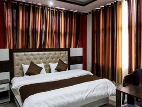 OYO Home 14518 Modern Mountain Clouds Naddi