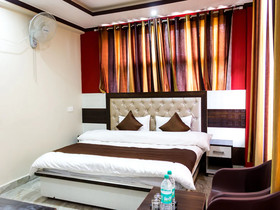 OYO Home 14518 Modern Mountain Clouds Naddi