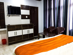 OYO Home 14518 Modern Mountain Clouds Naddi