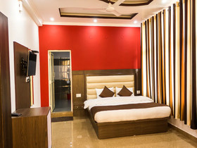 OYO Home 14518 Modern Mountain Clouds Naddi