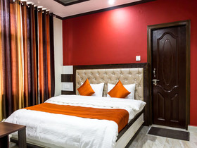 OYO Home 14518 Modern Mountain Clouds Naddi