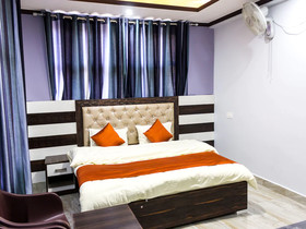 OYO Home 14518 Modern Mountain Clouds Naddi