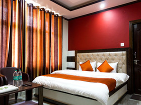 OYO Home 14518 Modern Mountain Clouds Naddi