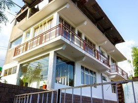 OYO Home 14518 Modern Mountain Clouds Naddi