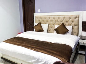 OYO Home 14518 Modern Mountain Clouds Naddi