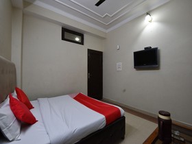 Hotel Paras By OYO Rooms