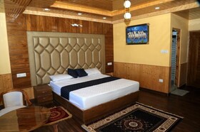 Wood Crista Retreat by Park Tree