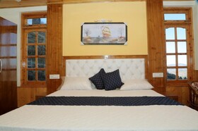 Wood Crista Retreat by Park Tree