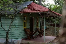 Commune 18 Resort