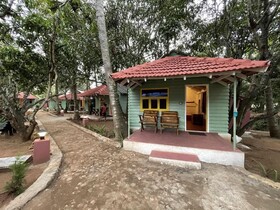 Commune 18 Resort