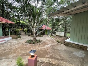 Commune 18 Resort