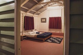 Commune 18 Resort