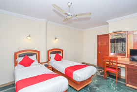 Aura Inn by OYO Rooms