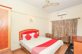 Aura Inn by OYO Rooms