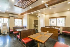 Hotel D'Brooks by OYO