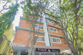 Hotel D'Brooks by OYO