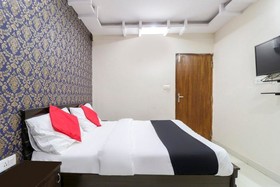 Capital O 69058 Emerald Hotel